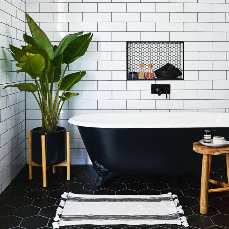 διακόσμηση μπάνιου σε άσπρο και μαύρο