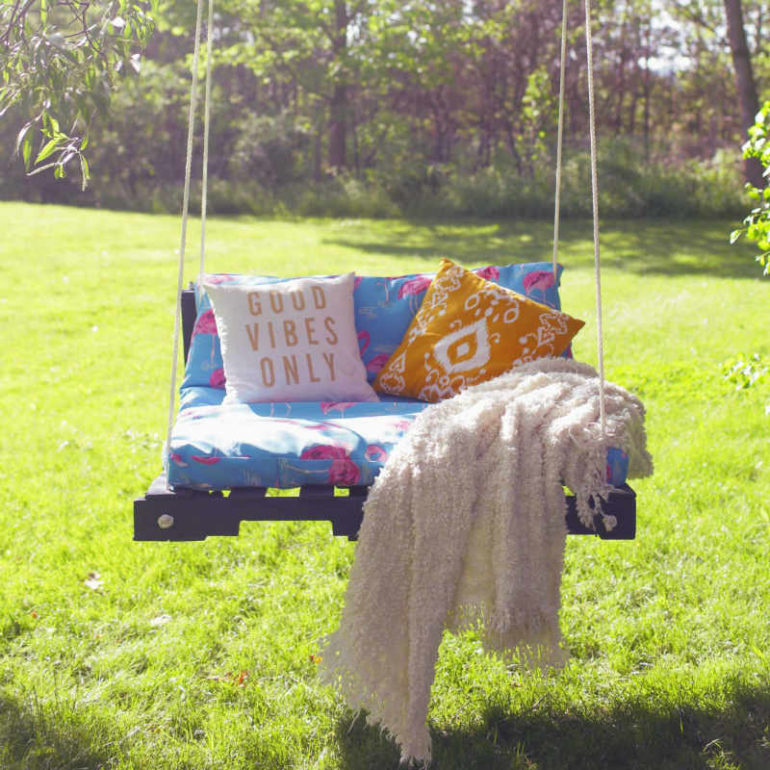 κούνια από παλέτες με σκύρο βερνίκι