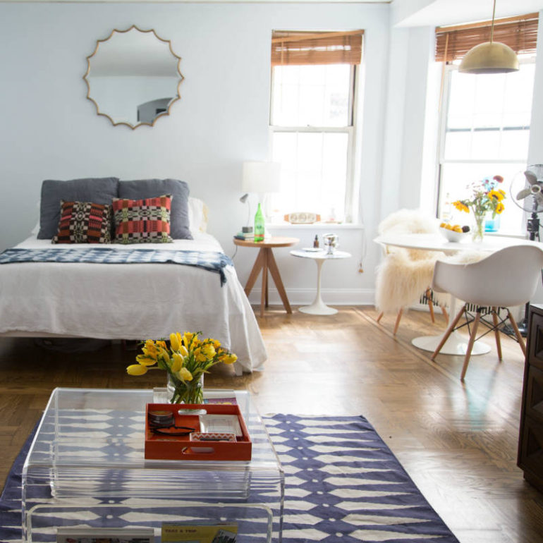 Καθιστικό τραπεζαρία και κρεβατοκάμαρα σε λίγα τετραγωνικά