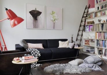 καθιστικό και βιβλιοθήκη σε μικρό σαλόνι