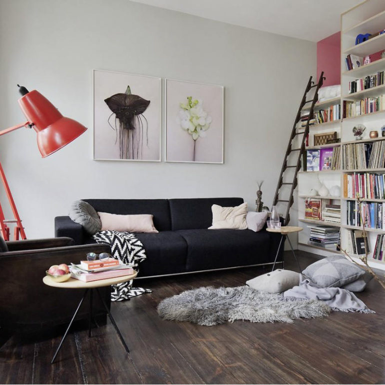 καθιστικό και βιβλιοθήκη σε μικρό σαλόνι