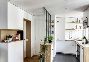 μικρή κουζίνα με γκρι πλακάκια και πάγκους από φυσικό ξύλο