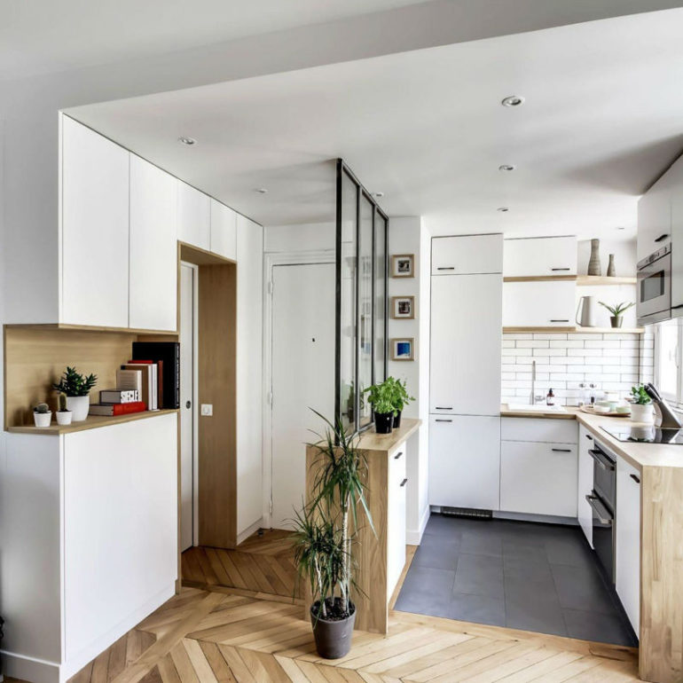 μικρή κουζίνα με γκρι πλακάκια και πάγκους από φυσικό ξύλο