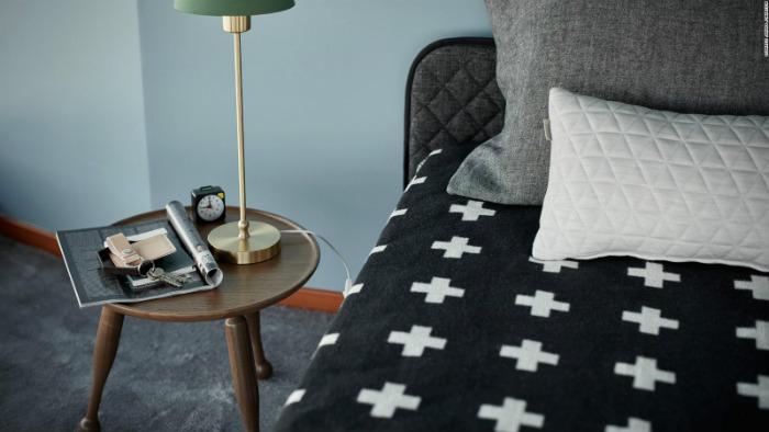 κομψή διακόσμηση με κομοδίνο δίσκο και ένα πανέμορφο λαμπατέρ