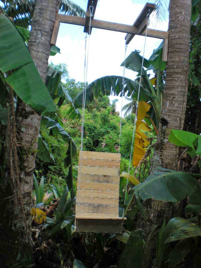 κούνια από σανίδες και αρτάνη