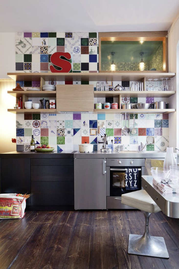 μοντέρνα κουζίνα με ντουλάπια κάτω και πάνω ράφια