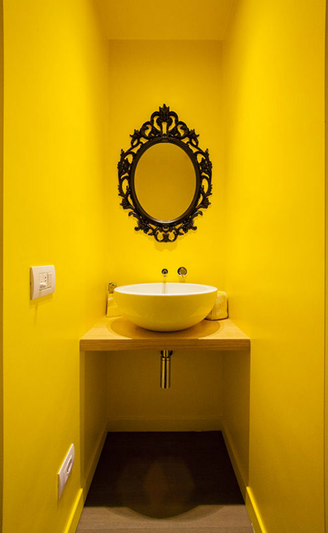 μπάνιο κάτω από σκάλες