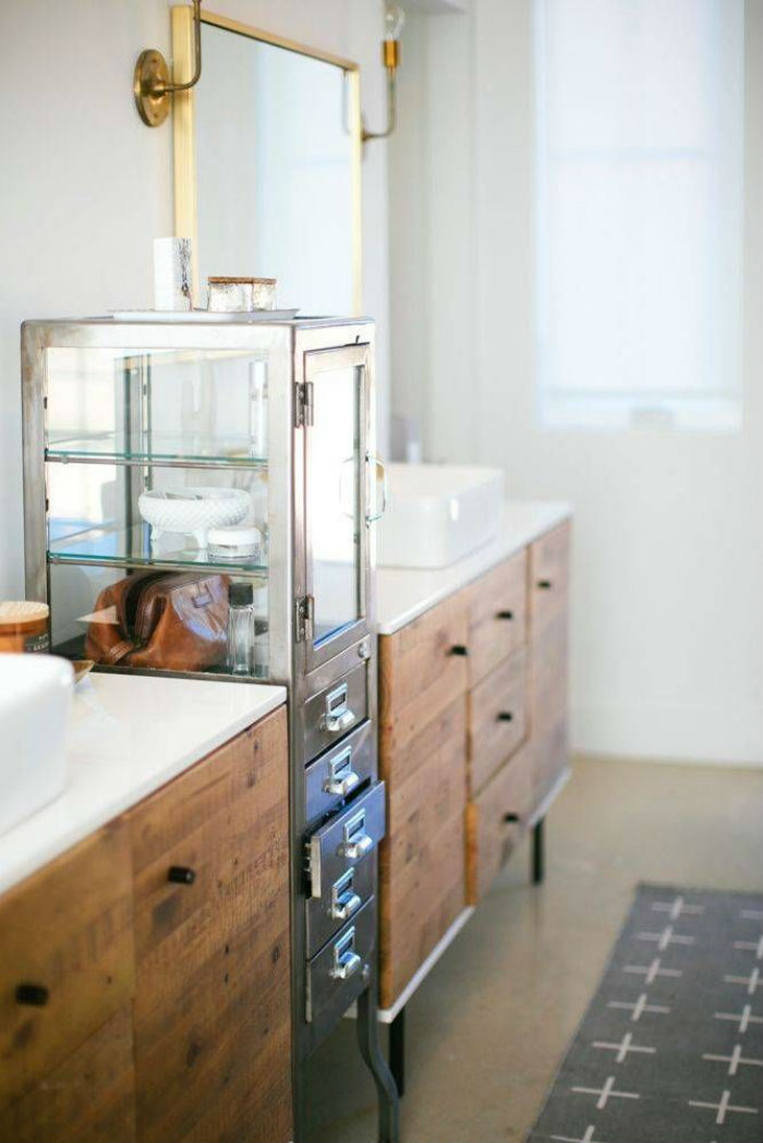 μπάνιο με ξύλινα και μεταλλικά ντουλάπια