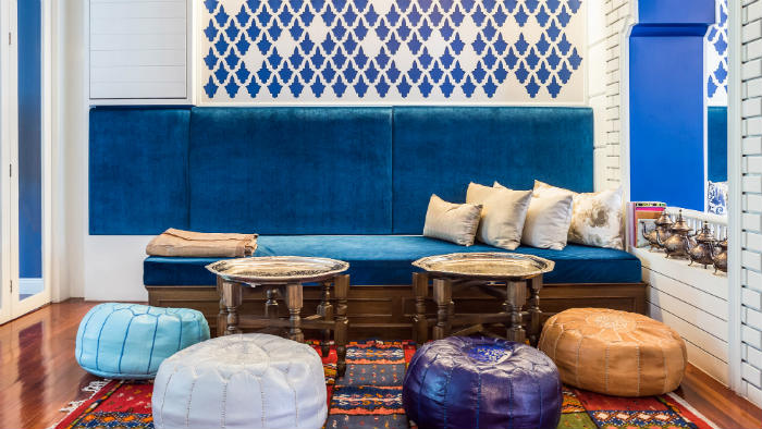 τραπέζια δίσκοι χρώματα, πουφ και πολλά μαξιλάρια