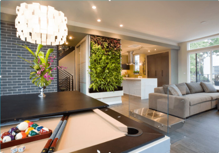 σαλόνι playroom με κάθετο κήπο