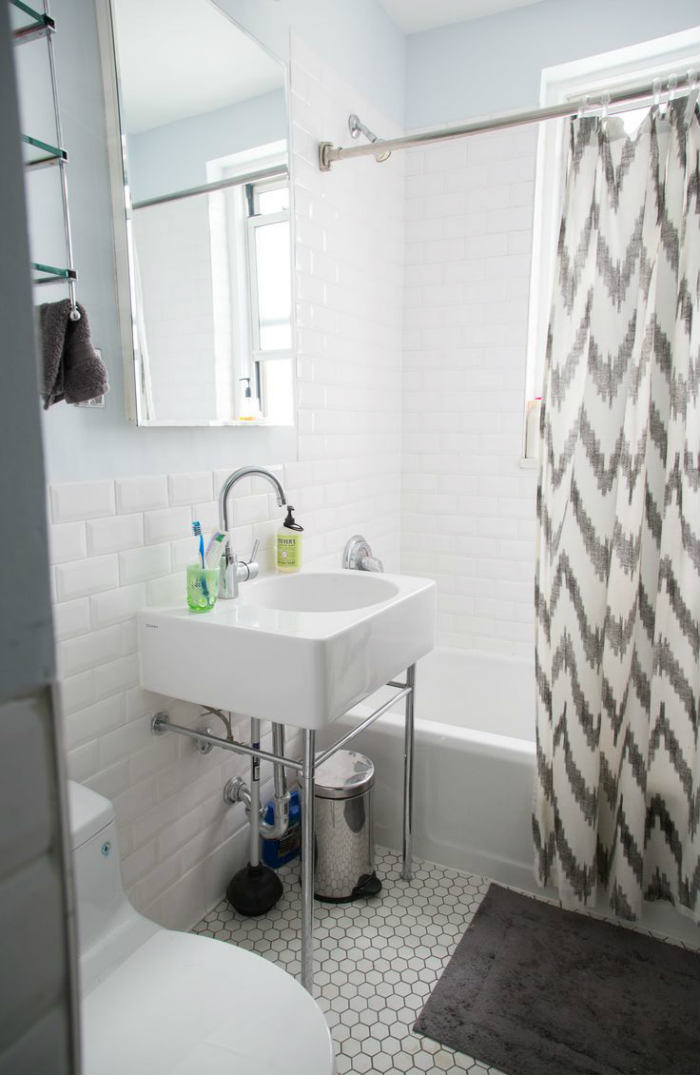 το μπάνιο διατηρεί την λευκή παλέτα