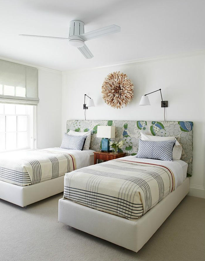 φωτιστικά με βραχίονα πάνω από μονά κρεβάτια