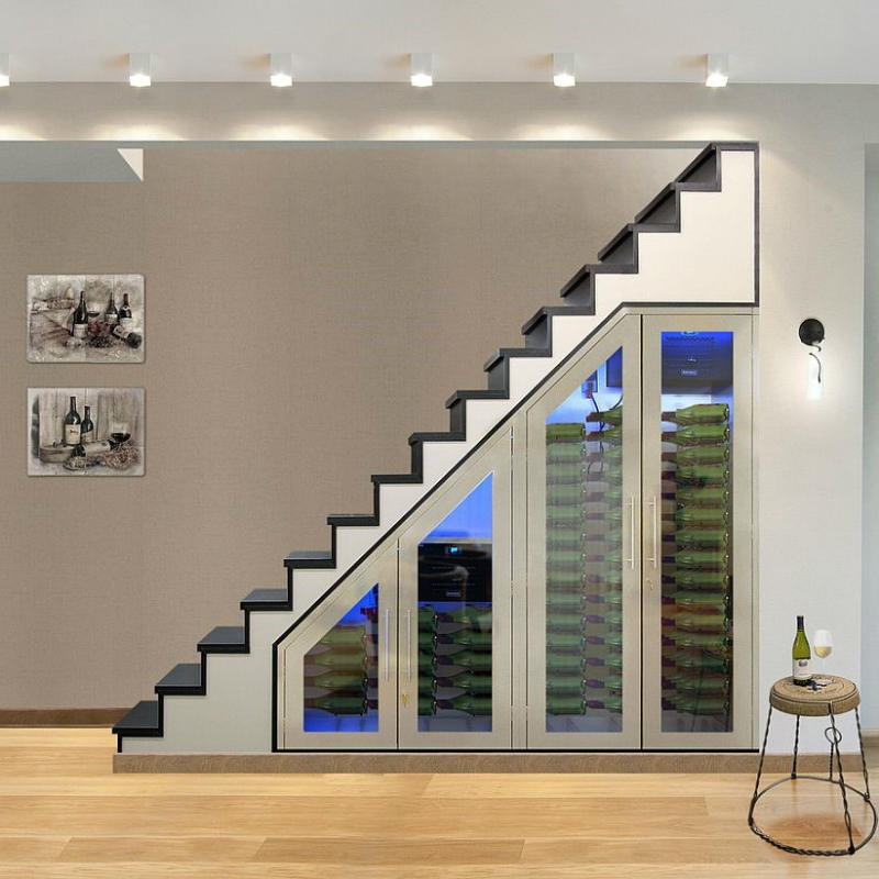 ψυγεία κρασιού κάτω από τις σκάλες