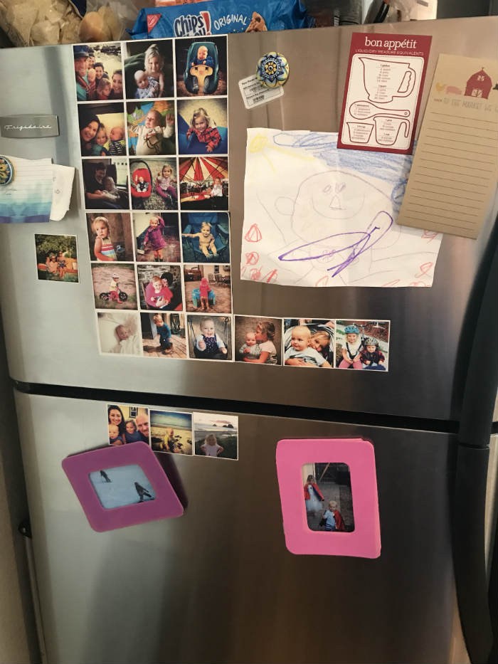 ψυγείο με οικογενειακές φωτογραφίες