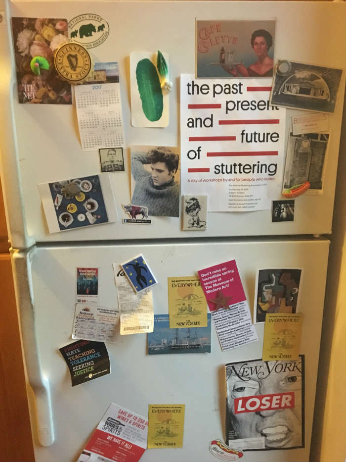 ψυγείο με φυλλάδια από καφέ και λοιπά διακοσμητικά