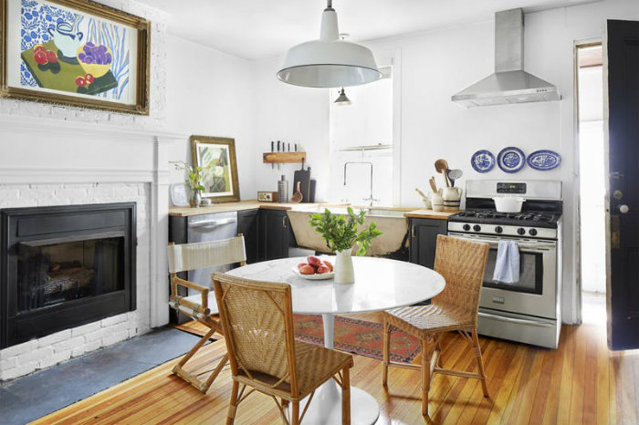 Κουζίνα σε σπίτι 160 ετών με στρογγυλό τραπέζι.