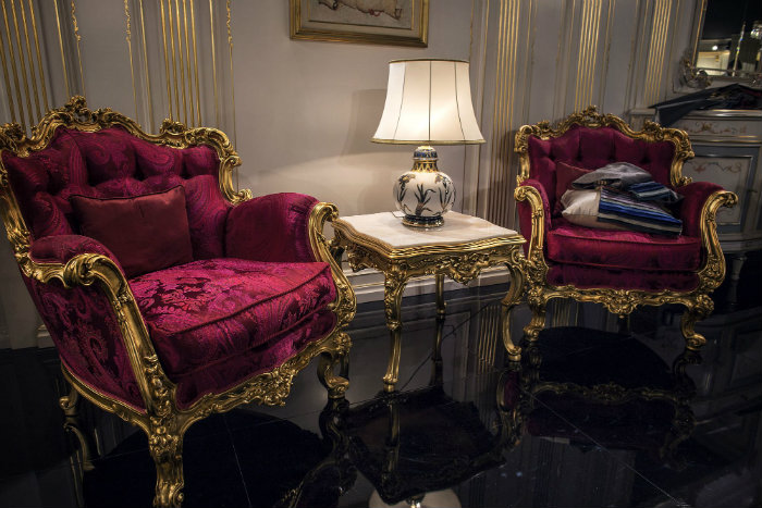 Επιτραπέζιο φωτιστικό από πορσελάνη.