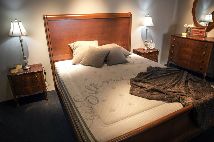 Ψηλά επιτραπέζια φωτιστικά σε πιο παραδοσιακή κρεβατοκάμαρα.