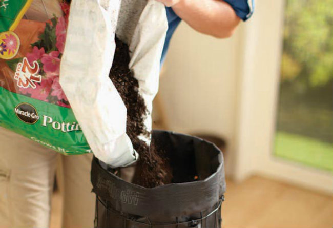 Πρόσθεσε χώμα στον πύργο από λουλούδια.