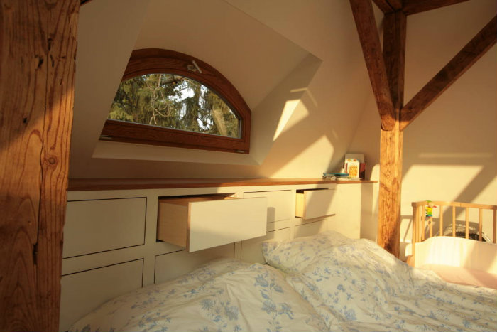 Κρεβατοκάμαρα σε σοφίτα με αποθηκευτικό χώρο.