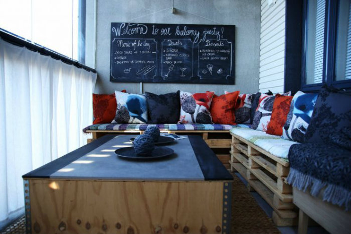 Κουρτίνα στο μπαλκόνι.