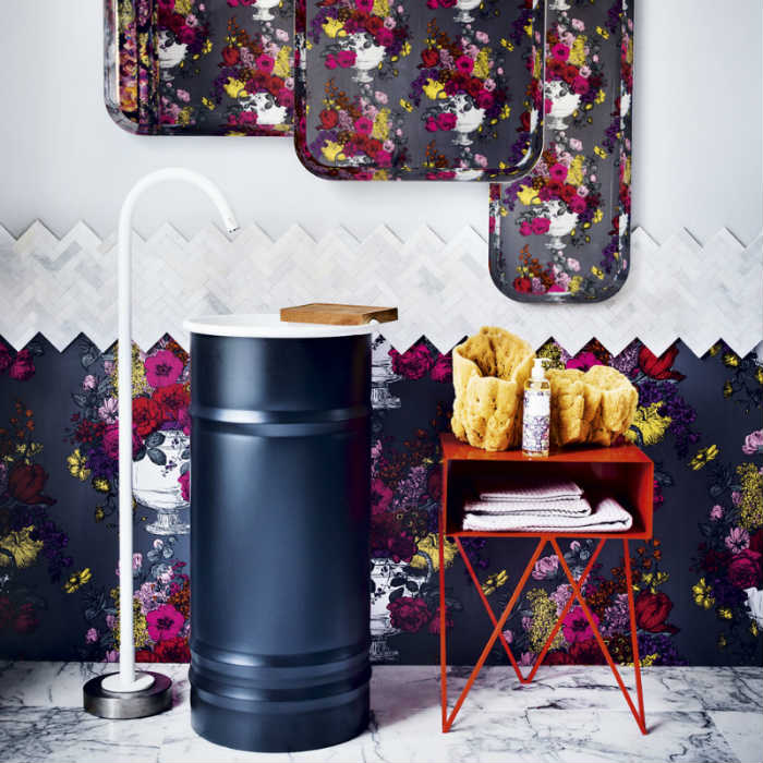 Μπάνιο με εκπληκτική ταπετσαρία και νεροχύτη!