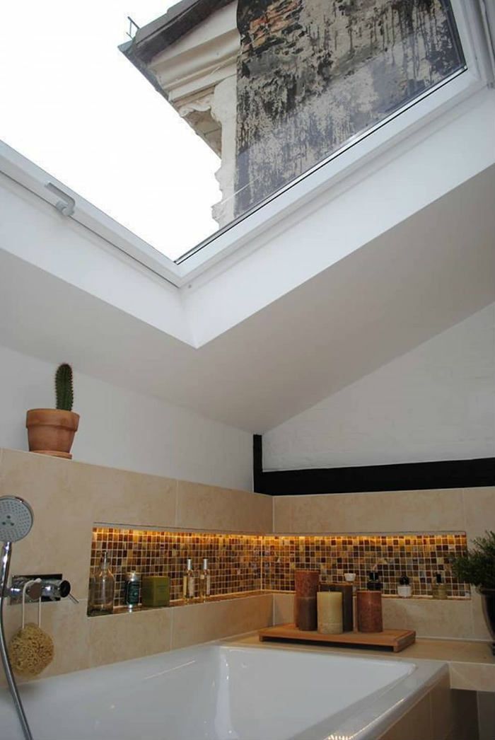 Μπανιέρα με φεγγίτη στην σοφίτα.