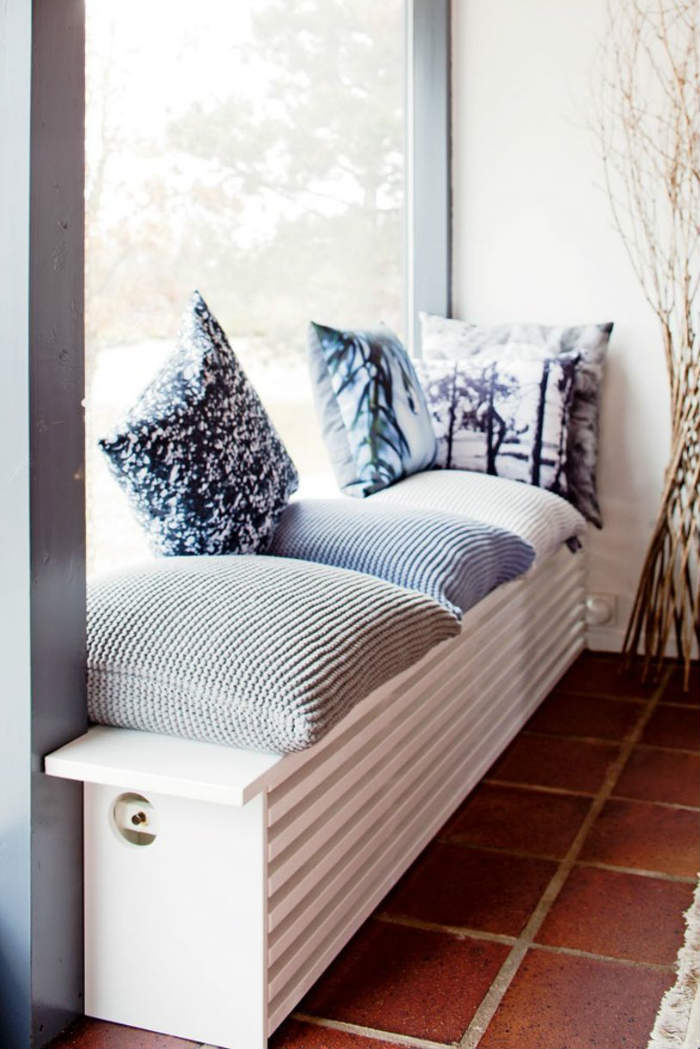 Αντίστοιχη περίπτωση καναπέ με περσίδες που καλύπτει το καλοριφέρ αφήνοντας να περάσει θερμότητα.