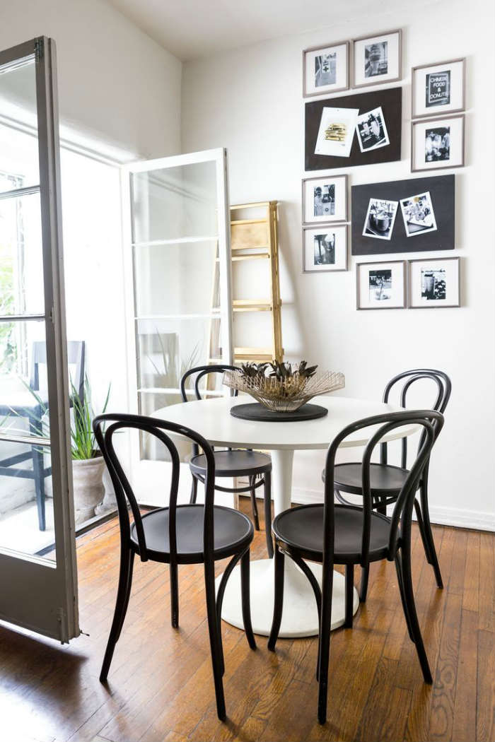 Ασπρόμαυρη τραπεζαρία κουζίνας.