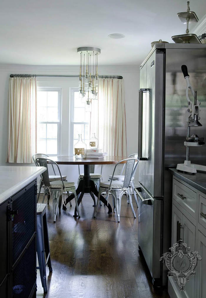 Τραπεζαρία σε βιομηχανική κουζίνα.