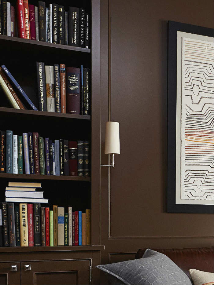 Τα σοκολατένια καφέ χρώματα, είναι πιο αρρενωπά και συνδυάζονται με αντίστοιχα «ανδρικά» υφάσματα.