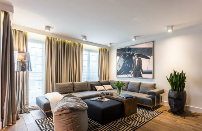 Άνετο μινιμαλιστικό και πολύ καλλιτεχνικό σαλόνι.