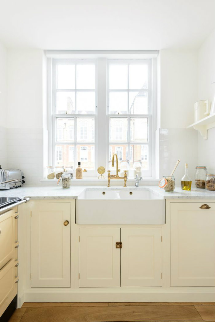 Παστέλ κρεμ ή χρώμα της άμμου.