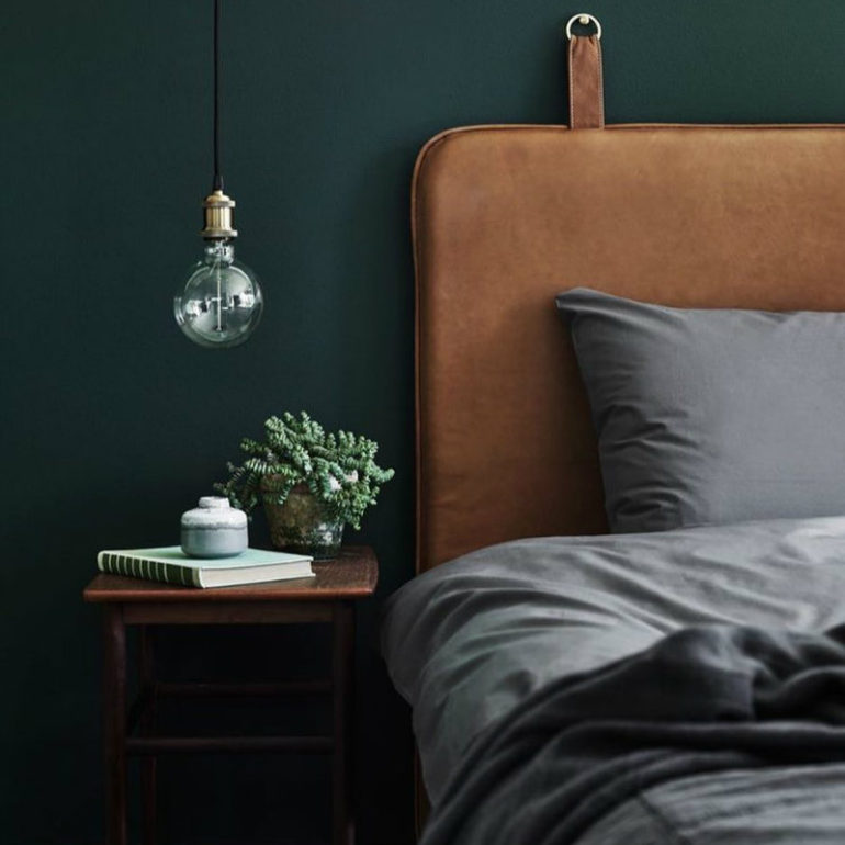 Τα σκούρα πράσινα υπνοδωμάτια είναι μυστηριώδη, πολυτελή και όμορφα.