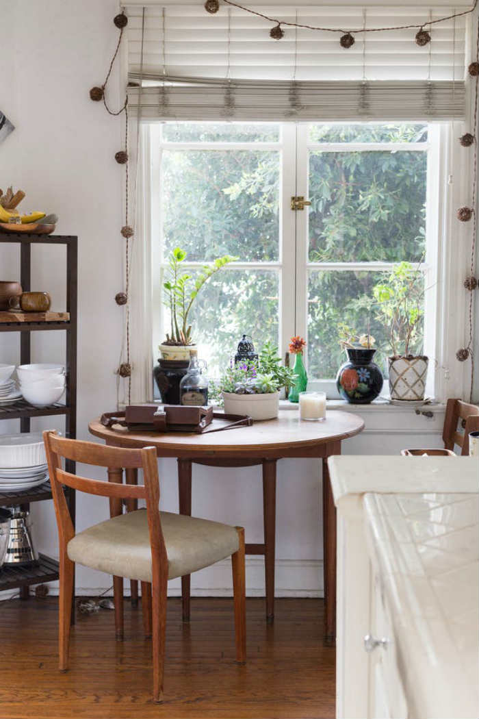 Μικρό τραπέζι κουζίνας στο παράθυρο.