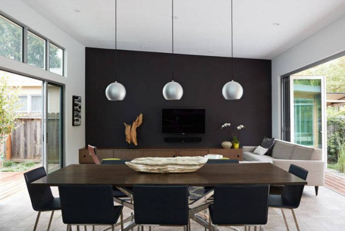 Τραπεζαρία με μαύρο τοίχο.