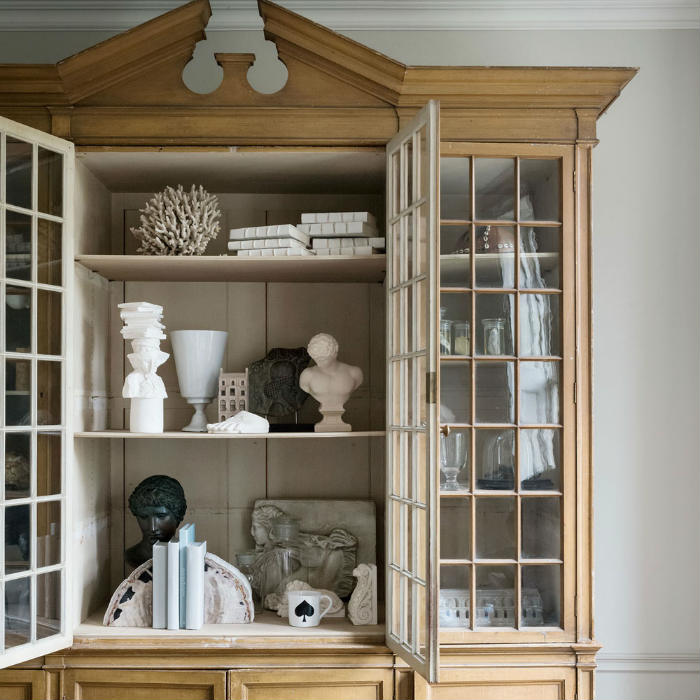 Βιτρίνα γεμάτη σουβενίρ.