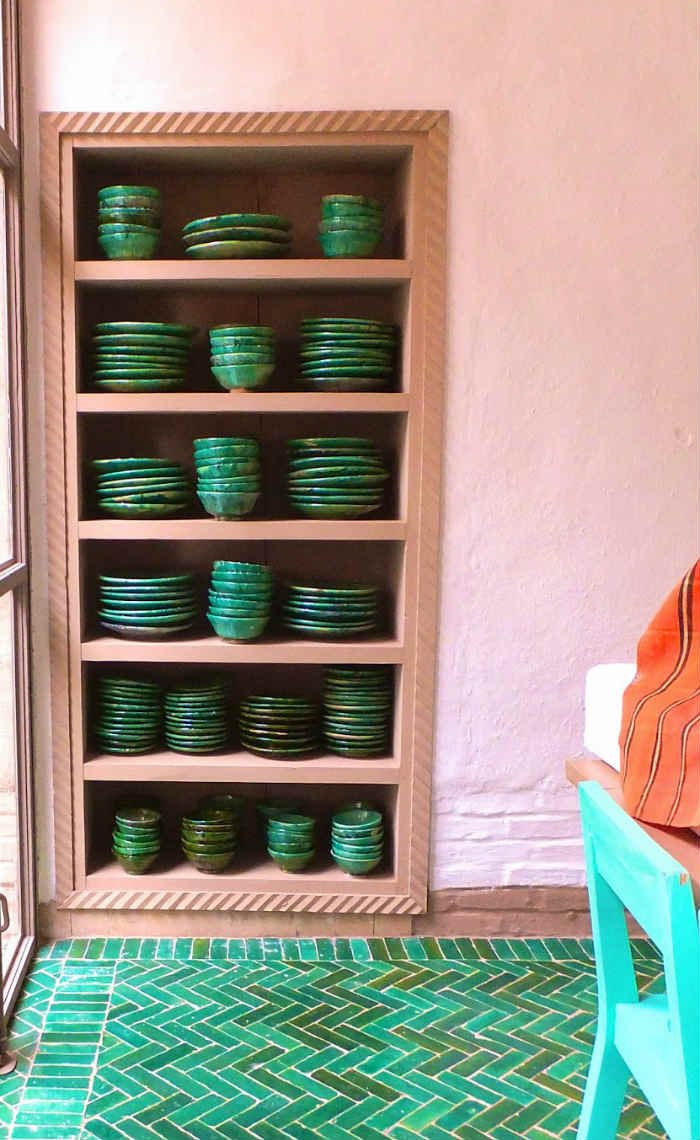 Ροζ, σομόν και αποχρώσεις του πράσινου, του σμαραγδί και του τυρκουάζ.