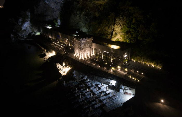 Η νυχτερινή όψη της Γαλαρίας.