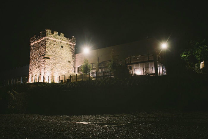 Νυχτερινή όψη από την παραλία του Πλαταμώνα στην έξοδο από το τούνελ.