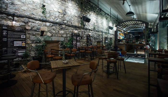 Το εσωτερικό του καφέ.