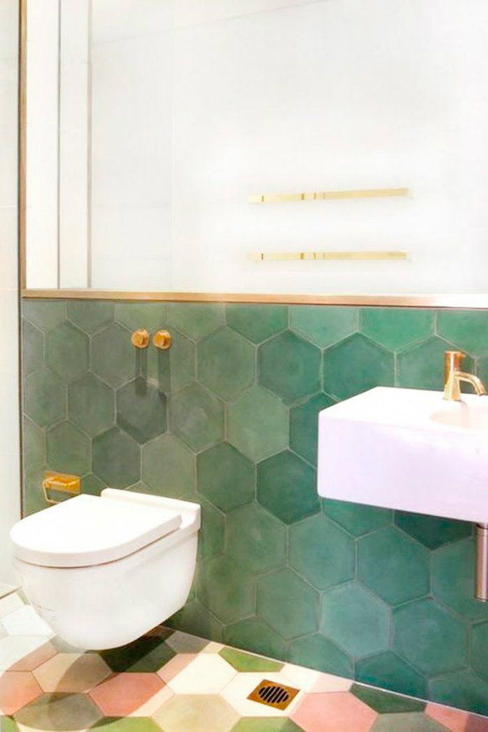 Πράσινα πλακάκια με λίγο ροζ και μπρούντζο.