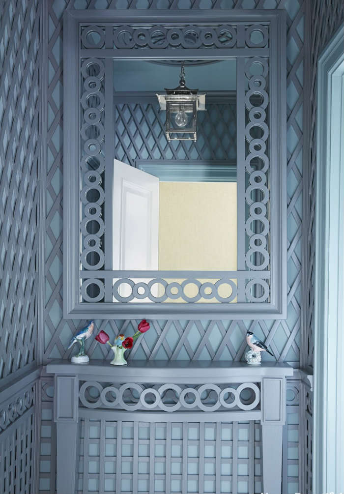 Μπλε-γκρι καφασωτό με ανάγλυφο σετ καθρέφτη-κονσόλας.