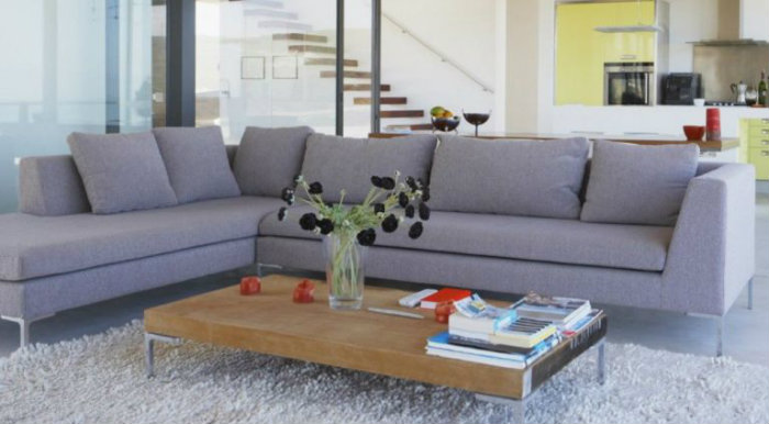 Γκρι γωνιακός καναπές.