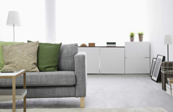 Γκρι καναπές με όμορφο ύφασμα.