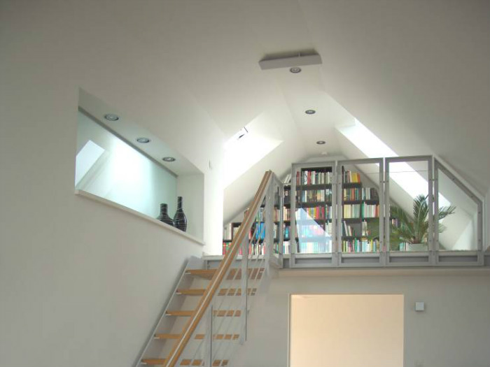 Πανέμορφη βιβλιοθήκη στην σοφίτα.