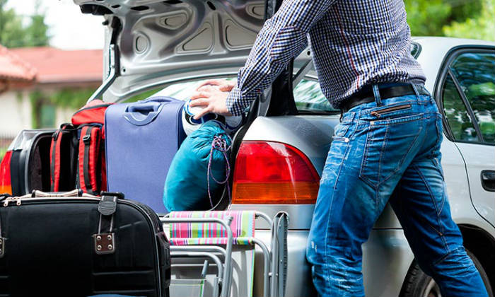 Ετοιμάζοντας το αυτοκίνητο για διακοπές.