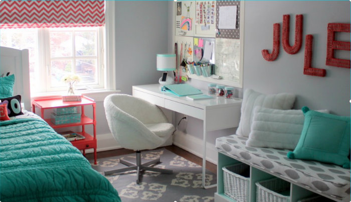 Γραφείο σε γκρι και χρώμα της μέντας.