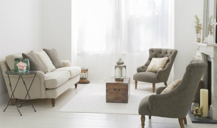 Ουδέτερος καναπές με εξαιρετικά ποιοτικό πλαίσιο.