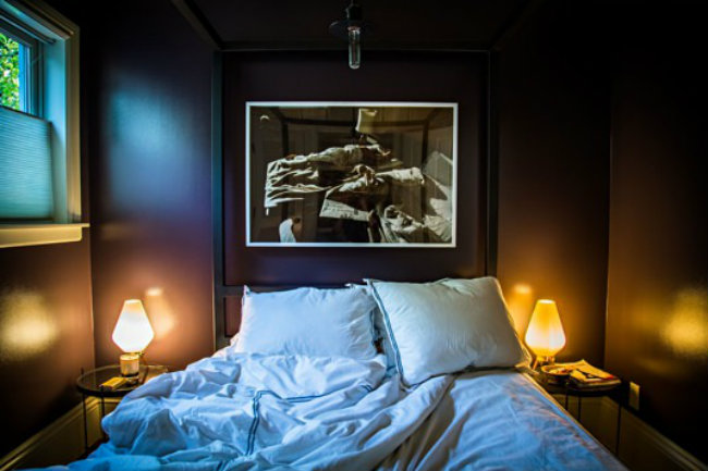 Ιριδίζουσα κρεβατοκάμαρα σε βαθύ μωβ.